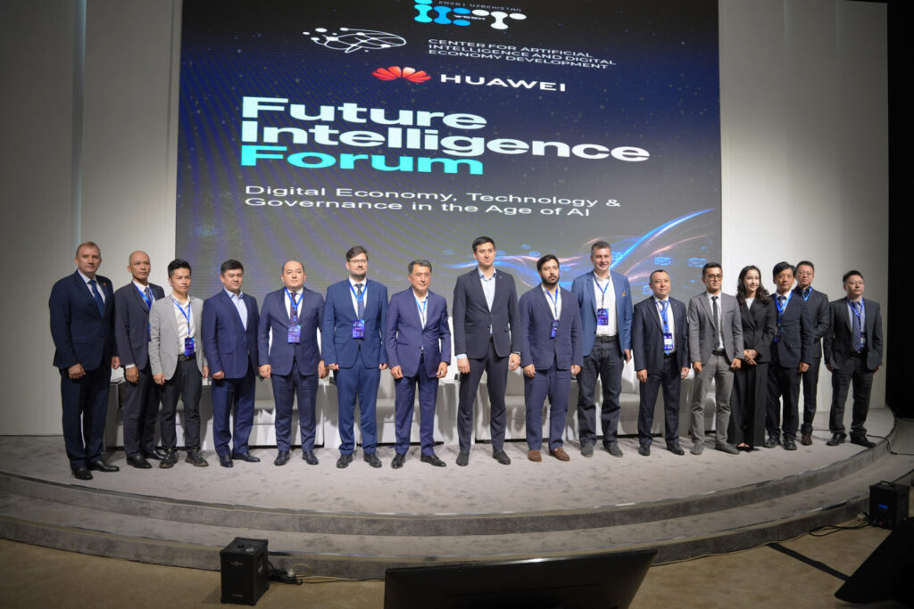 Участники Future Intelligence Forum 2026 на сцене в Ташкенте